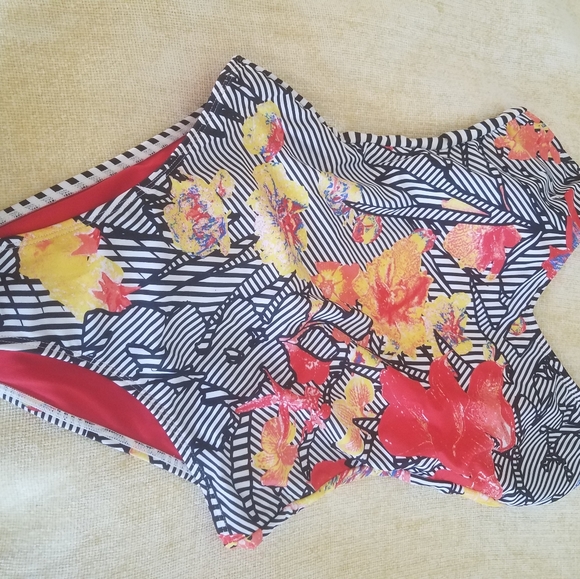 Volcom - Picture 2 of 3